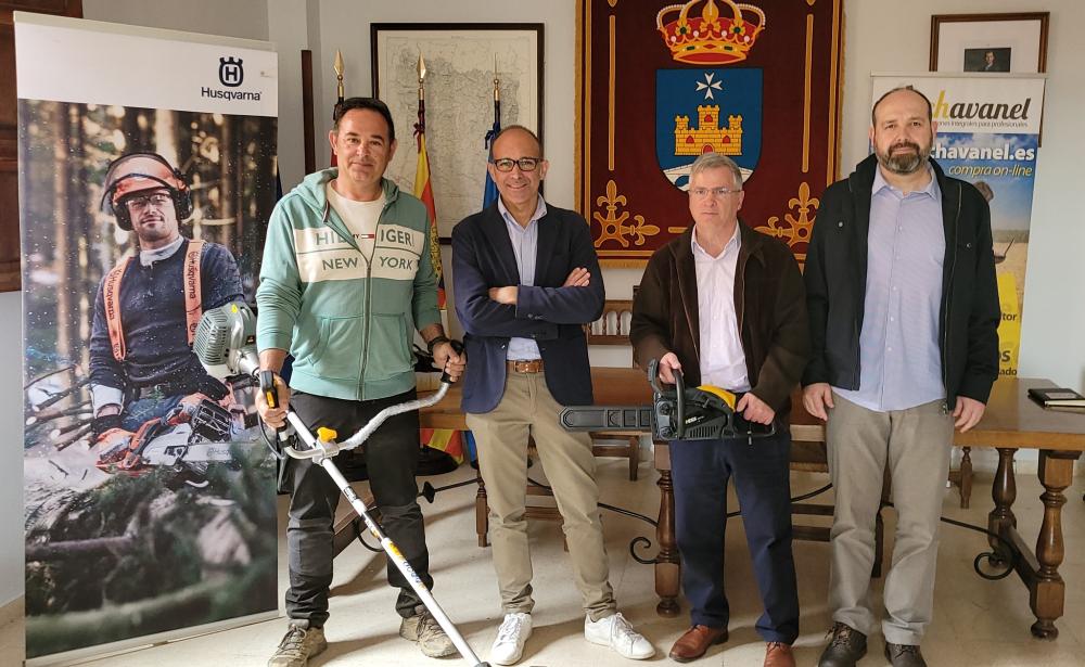 Imagen El Ayuntamiento de Castejón del Puente recibe la donación de una motosierra y una desbrozadota de la empresa Chavanel.